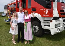 Landeshauptfrau Johanna Mikl-Leitner mit Bürgermeisterin Sonja Platzer und Kommandant Stefan Schirxl vor dem modernisierten Rüstlöschfahrzeug der Freiwilligen Feuerwehr Großharras.